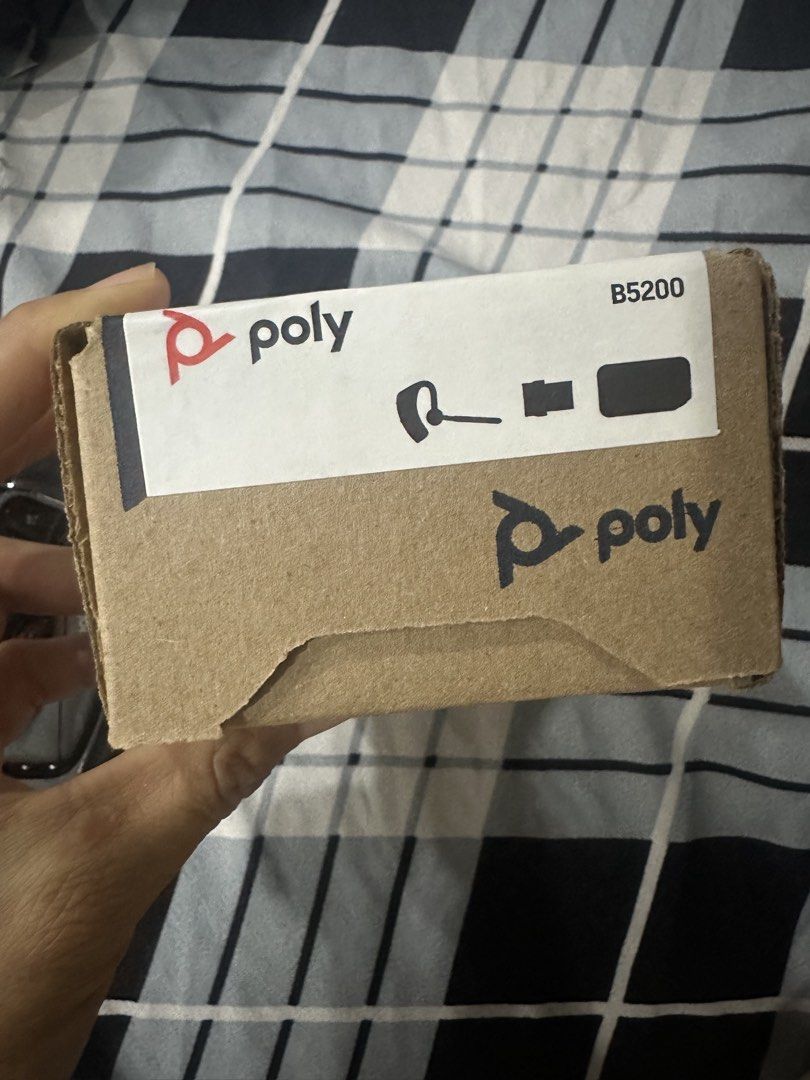 Voyager Poly B5200 Headset (plantronics) (Category: Headphones & Headsets) located in Quezon City. Submitted by artisticated (Listing ID 1437574996, Image 2). Description: - Poly B5200 headset - Includes headset and charging cable - Made in Mexico - Model: MC-507GD1 - Part number: 28613-73783 - Contains lithium-ion battery Used once or twice. Rfs: i prefer a full headphones than this..