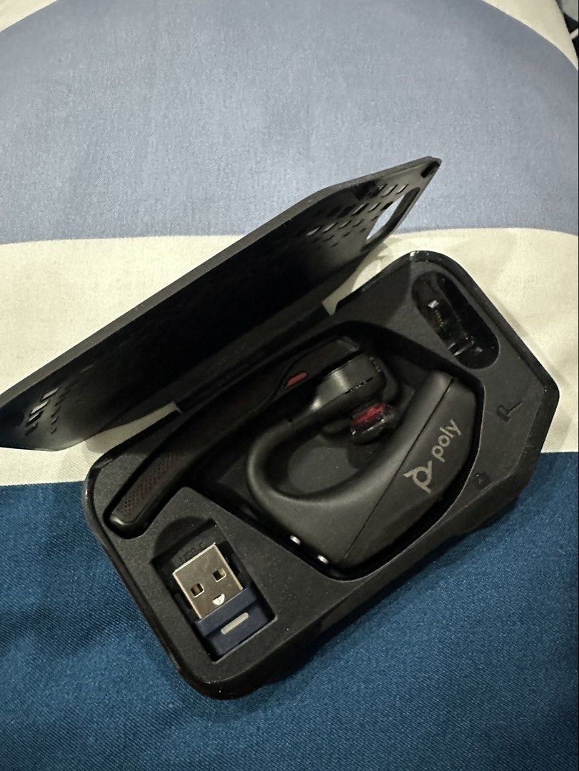 Voyager Poly B5200 Headset (plantronics) (Category: Headphones & Headsets) located in Quezon City. Submitted by artisticated (Listing ID 1437574996, Image 1). Description: - Poly B5200 headset - Includes headset and charging cable - Made in Mexico - Model: MC-507GD1 - Part number: 28613-73783 - Contains lithium-ion battery Used once or twice. Rfs: i prefer a full headphones than this..