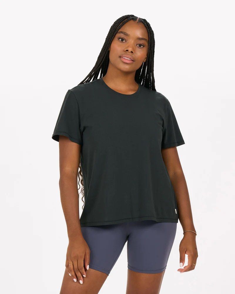 Vuori - Feather Tee Women’s (Category: Shirts) located in Batangas. Submitted by wornwear.ph (Listing ID 1437540872, Image 1). Description: Vuori - Feather Tee Women’s XL Width 23 inches Length 26” Excellent condition 880 only! .