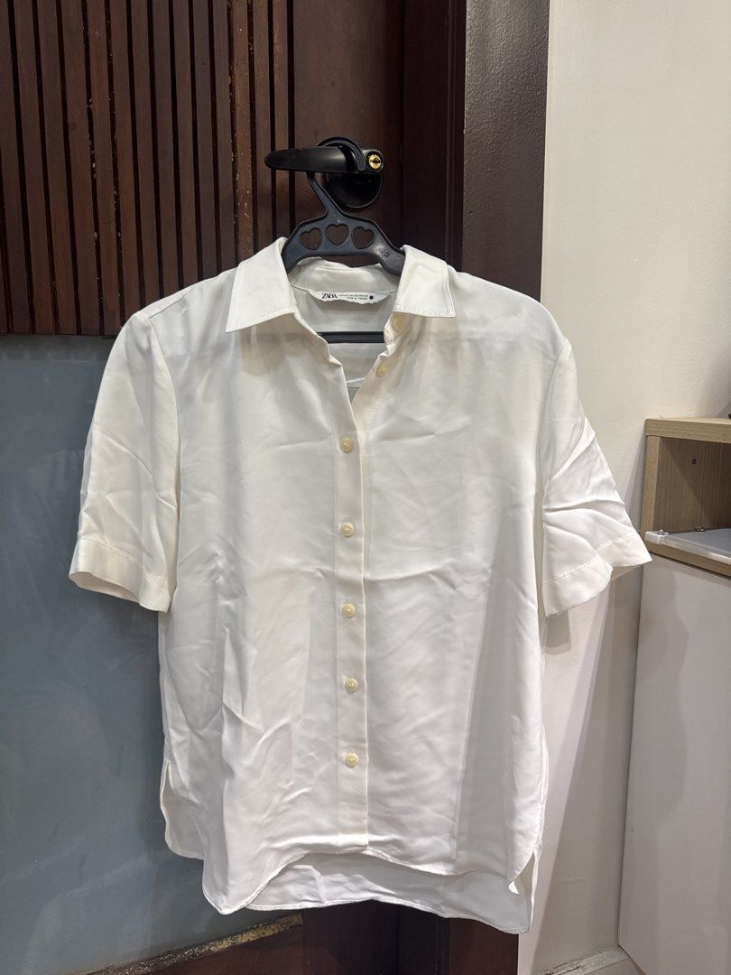 Zara White Short Sleeve Shirt (Category: Shirts) located in Surigao. Submitted by stormy28 (Listing ID 1437542456, Image 1). Description: - Zara white short sleeve shirt - Size: XS - Features a collared neckline - Button-down closure - Solid white color - Made in Turkey.