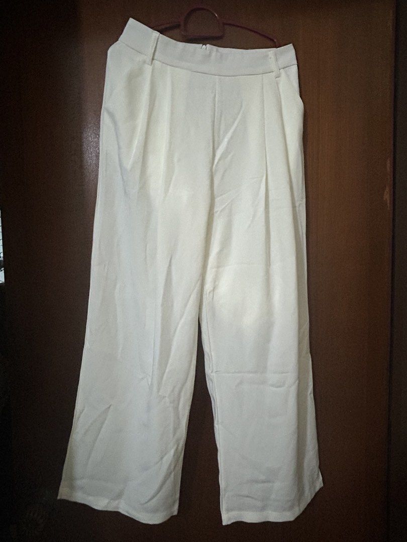6Style White Straight Cut Pants (Category: Other Bottoms) located in Singapore. Submitted by pinegud24 (Listing ID 1437712136, Image 1). Description: - Stylish white straight-leg pants - High-waisted with pleats - Comfortable and chic - Versatile wardrobe piece Comes along with purchase tag 🏷️ Open to discuss meeting venue along the MRT Lines 🙌.
