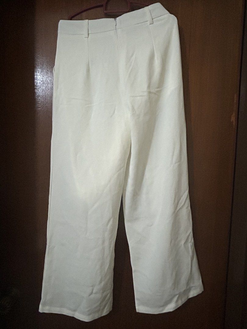 6Style White Straight Cut Pants (Category: Other Bottoms) located in Singapore. Submitted by pinegud24 (Listing ID 1437712136, Image 2). Description: - Stylish white straight-leg pants - High-waisted with pleats - Comfortable and chic - Versatile wardrobe piece Comes along with purchase tag 🏷️ Open to discuss meeting venue along the MRT Lines 🙌.