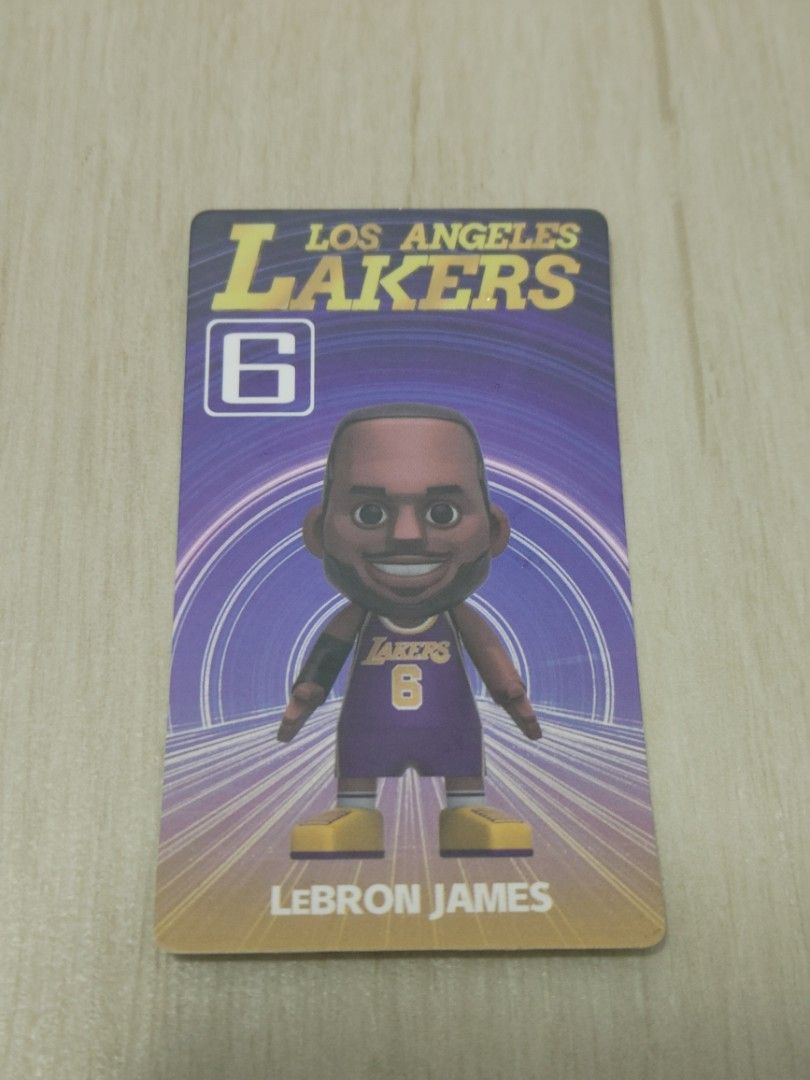(罕有) NBA Los Angeles Lakers LeBron James 公仔 （分類：其他周邊）位於 Hong Kong。 由 happyballer 提交（商品編號 1437666062，圖片 1）。簡介： 全新未拆封的NBA洛杉磯湖人隊LeBron James，冠軍年公仔!!! 全港唯一，只此一隻! 價錢/交收可議。。