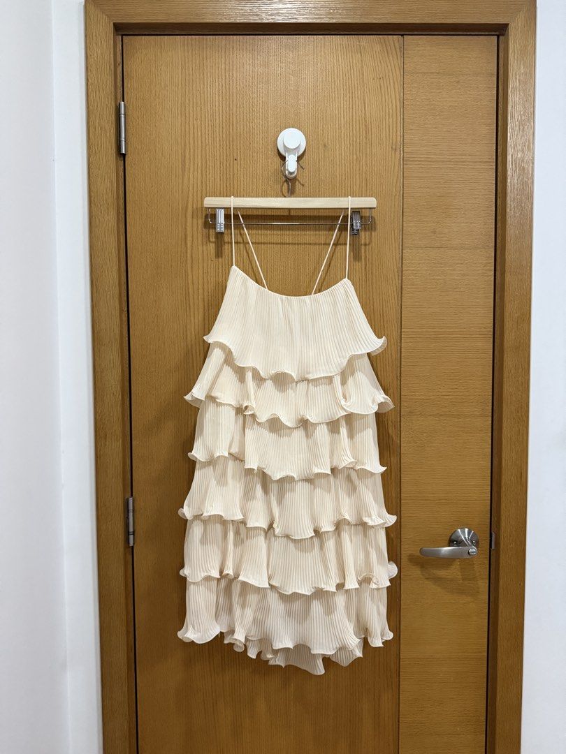 & Other Stories Ruffled Layered Dress (Category: Dresses) located in Makati City. Submitted by miaco_ (Listing ID 1437676224, Image 1). Description: - & Other Stories Ruffled Dress - size 42 (XL) on tag but fits L - used once.