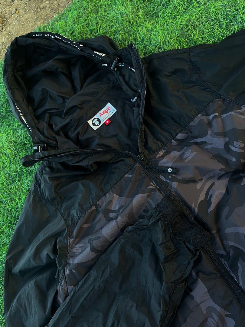 AAPE WINDBREAKER (Category: Coats, Jackets and Outerwear) located in Cebu City. Submitted by pick2zeroo (Listing ID 1437593716, Image 3). Description: As new Meduim on tag Dm for more details .