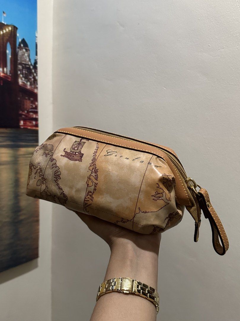 ALVIERO MARTINI Pouch (Category: Purses & Pouches) located in Quezon City. Submitted by riavero (Listing ID 1437736240, Image 3). Description: Preloved item, manage your expectations ✨ Length: 6.5” - 7” ✨ 1 zipper pocket, 1 open pocket ✨ Alviero martini engraved zipper inside ✨ zipper sa loob is gold na gold pa No major flaws, just signs of use sa zipper and some penmarks inside - Location: Fairview, Quezon City - Payment first: GCash .