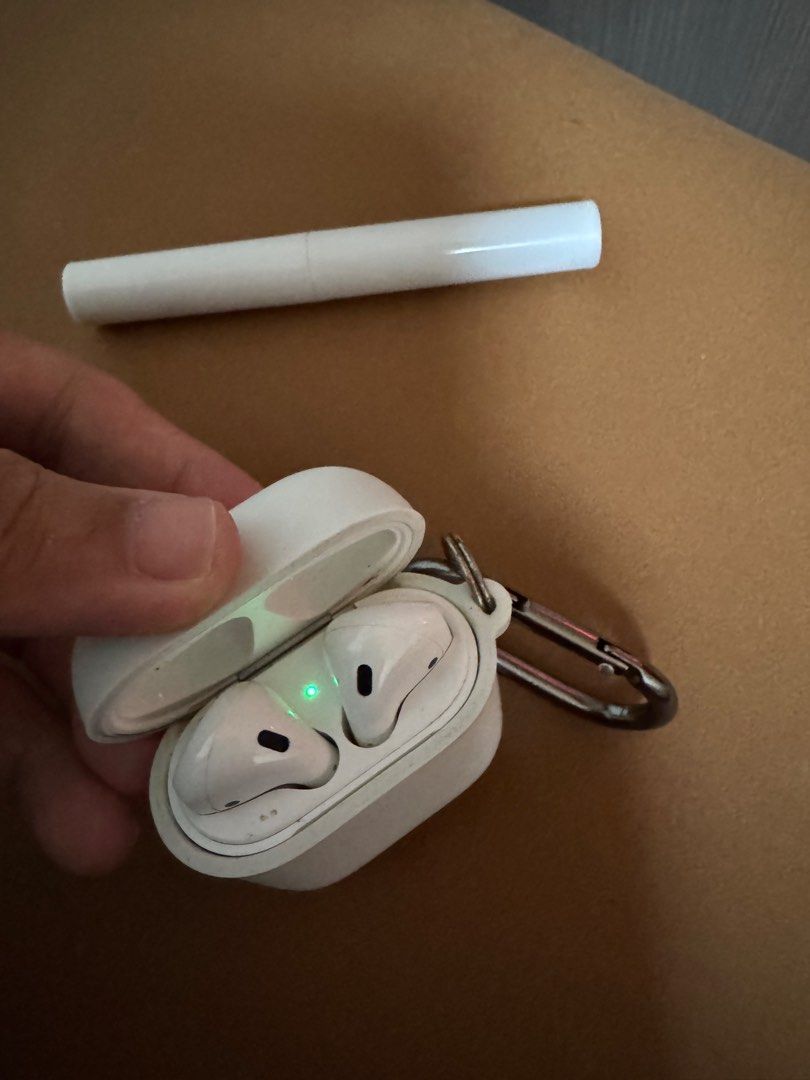 Apple AirPods 1453094309070776322