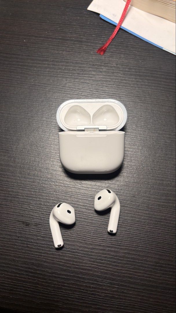 Apple AirPods 4 (right AirPod and Casing)