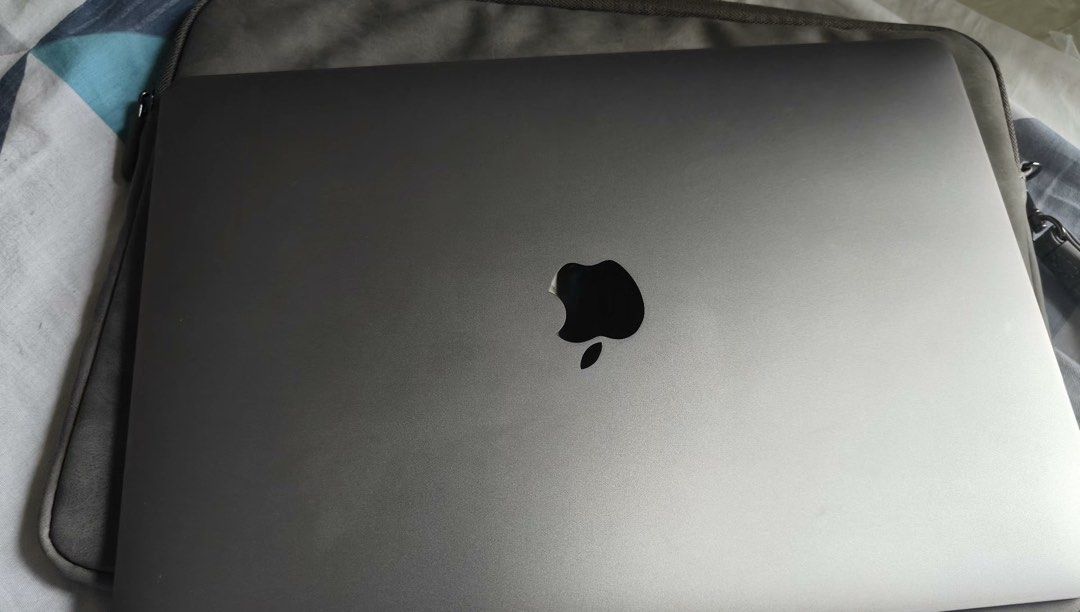 Apple MacBook Pro - Silver453327392258795520