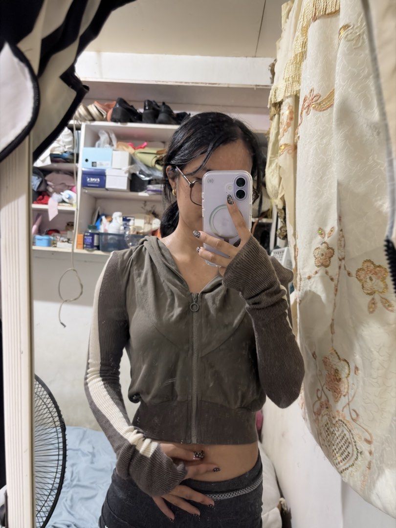 Army Green Crop Hoodie (Category: Longsleeves) located in Tarlac. Submitted by _its.ayaaaa (Listing ID 1437650148, Image 2). Description: Minor Discoloration on the hoodie(not noticeable) Stain on right shoulder part Loose threads in the picture Knitted po yung sleeves and there’s a hole for the thumb.