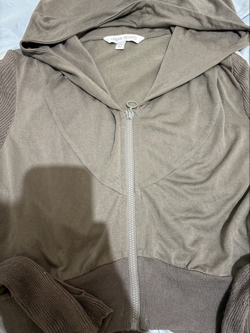 Army Green Crop Hoodie (Category: Longsleeves) located in Tarlac. Submitted by _its.ayaaaa (Listing ID 1437650148, Image 3). Description: Minor Discoloration on the hoodie(not noticeable) Stain on right shoulder part Loose threads in the picture Knitted po yung sleeves and there’s a hole for the thumb.