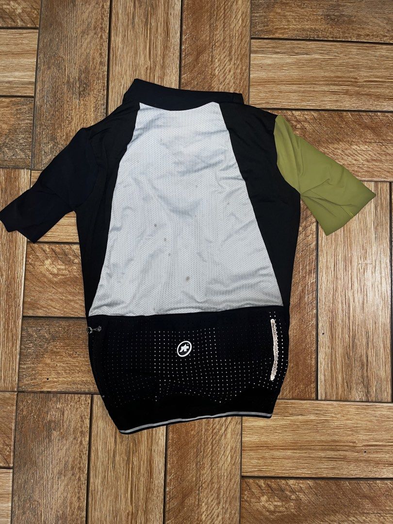 Assos ss.cento 100 evo8 Cycling Jersey (Category: Activewear) located in Makati City. Submitted by gabrayco (Listing ID 1437704234, Image 2). Description: - Assos SS.cento 100 evo8 Cycling Jersey - Size: M - original price: P10,800 (£150) selling for 5500 negotiable.