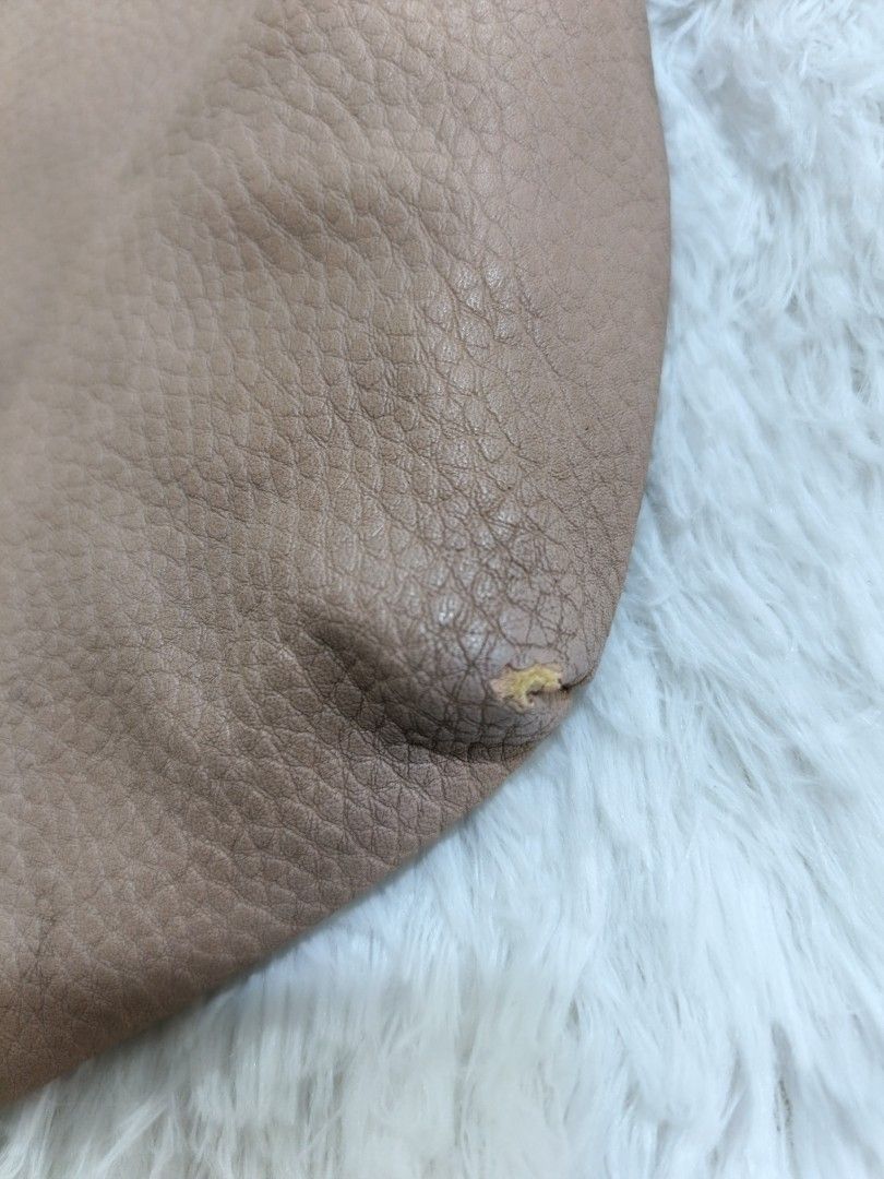 Belladonna Crossbody Bag (Category: Cross-body Bags) located in Marikina City. Submitted by andreah_16 (Listing ID 1437621109, Image 3). Description: - Belladonna crossbody bag - Light brown color - Textured exterior - Long strap with brand name - Zipper closure - Approximately 11 inches wide - Minor wear on bottom corner.