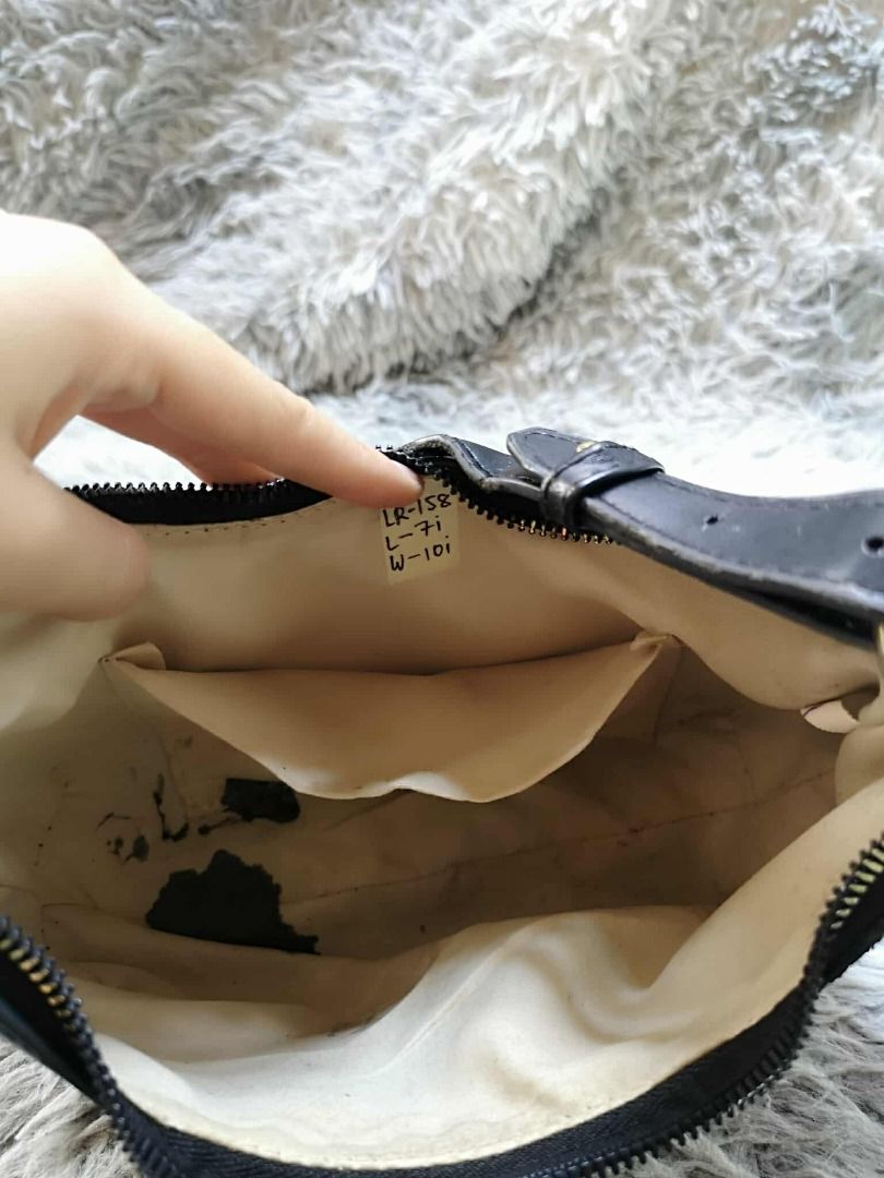 Black Leather Hobo Baguette Bag (Category: Shoulder Bags) located in Santa Cruz. Submitted by jmy_surplus.2 (Listing ID 1437605101, Image 2). Description: Size ; L - 7 W - 10 Color ; Black Type ; Baguette Bag Brand ; No brand Material ; Leather Style ; Leather Zipper Closure Baguette bag LR 158 JMY 3 Batch #204.
