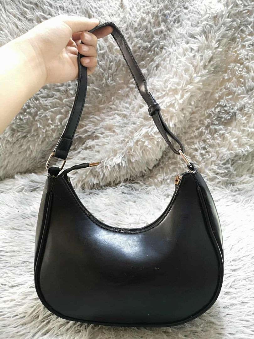 Black Leather Hobo Baguette Bag (Category: Shoulder Bags) located in Santa Cruz. Submitted by jmy_surplus.2 (Listing ID 1437605101, Image 1). Description: Size ; L - 7 W - 10 Color ; Black Type ; Baguette Bag Brand ; No brand Material ; Leather Style ; Leather Zipper Closure Baguette bag LR 158 JMY 3 Batch #204.