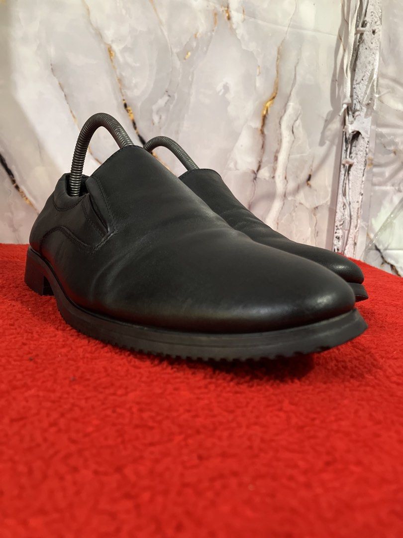 BLACK LEATHER SHOES SIZE 7.5 MEN (Category: Casual Shoes) located in General Mariano Alvarez. Submitted by adonid (Listing ID 1437610576, Image 2). Description: BLACK LEATHER SHOES GOOD CONDITION NORMAL SIGN OF USAGE ONLY SIZE 7.5 MEN.