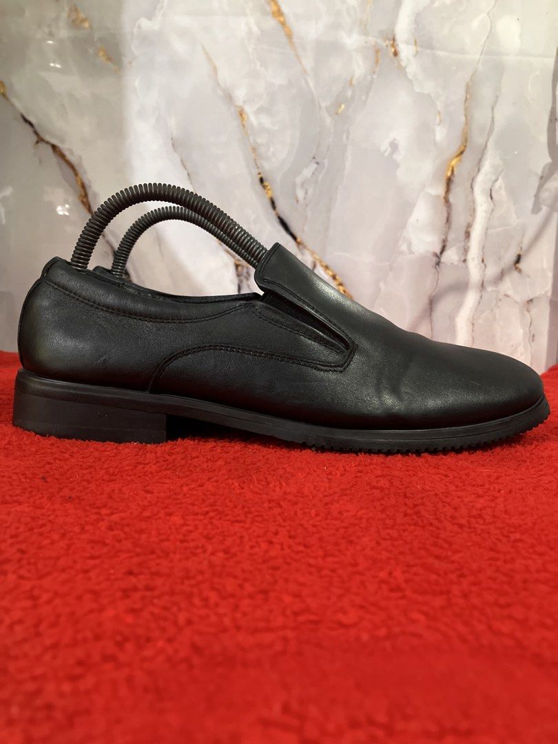 BLACK LEATHER SHOES SIZE 7.5 MEN (Category: Casual Shoes) located in General Mariano Alvarez. Submitted by adonid (Listing ID 1437610576, Image 1). Description: BLACK LEATHER SHOES GOOD CONDITION NORMAL SIGN OF USAGE ONLY SIZE 7.5 MEN.