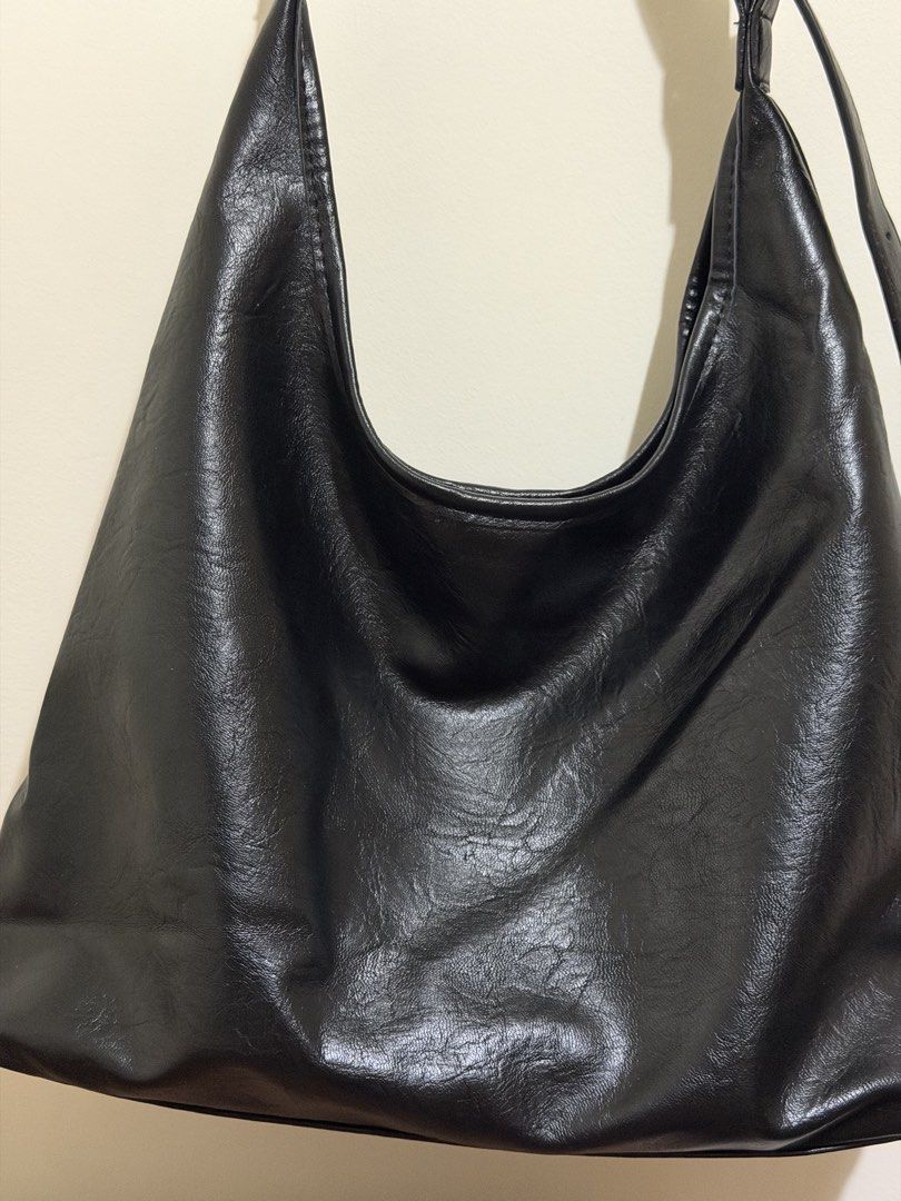 Black Shoulder/Cross-Body Bag (Category: Shoulder Bags) located in Mandaluyong City. Submitted by wardrobeloop (Listing ID 1437723257, Image 2). Description: Can be worn as a shoulder or cross-body bag, adjustable straps.