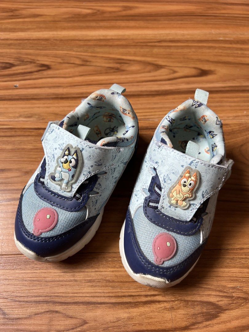 Bluey Toddler Shoes Size 7 (Category: Babies & Kids Fashion) located in Cavite. Submitted by putenten (Listing ID 1437611480, Image 2). Description: - Bluey-themed toddler shoes -With Lights - Size 7 - Color: Light blue and navy - Features Bluey character accents - Velcro strap closure - Designed for comfort and everyday wear.