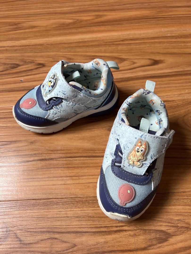 Bluey Toddler Shoes Size 7 (Category: Babies & Kids Fashion) located in Cavite. Submitted by putenten (Listing ID 1437611480, Image 1). Description: - Bluey-themed toddler shoes -With Lights - Size 7 - Color: Light blue and navy - Features Bluey character accents - Velcro strap closure - Designed for comfort and everyday wear.