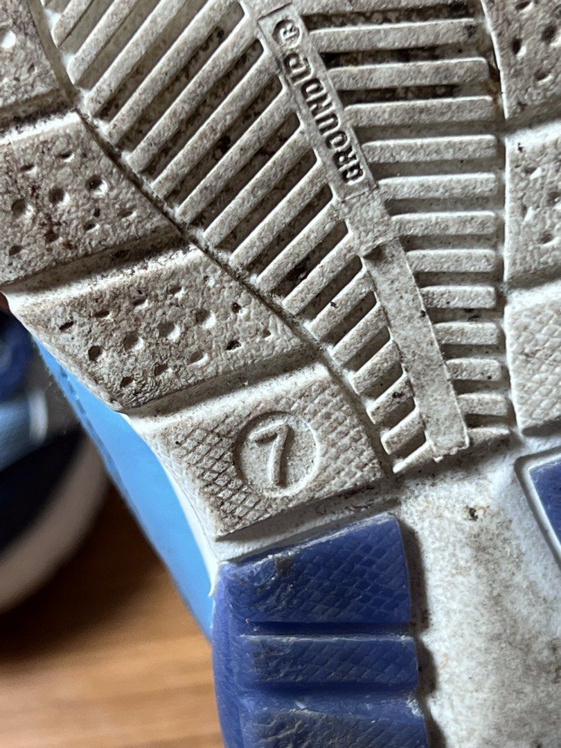 Bluey Toddler Shoes Size 7 (Category: Babies & Kids Fashion) located in Cavite. Submitted by putenten (Listing ID 1437611480, Image 3). Description: - Bluey-themed toddler shoes -With Lights - Size 7 - Color: Light blue and navy - Features Bluey character accents - Velcro strap closure - Designed for comfort and everyday wear.