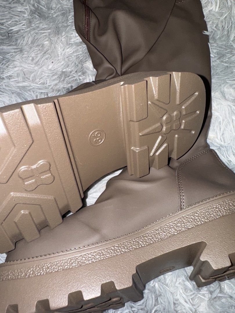 Boots (Category: Boots) located in Singapore. Submitted by grabbigfatdeal (Listing ID 1437631642, Image 3). Description: FREE TO TAKE LMK WHICH ONE U WANT SELF COLLECT AT 310195 EXC 5 STAR REVIEW IN RETURN FCFS NO RESERVE WONT REPLY TO “still avail etc” JUST STATE TIME N DAY N WHAT U WANT .