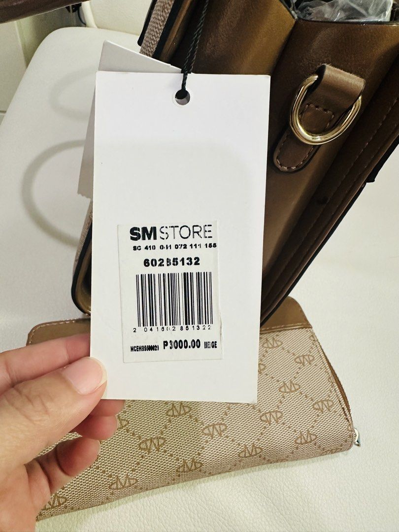 Brand new hand/shoulder bag (Category: Shoulder Bags) located in Bacolod City. Submitted by havencinthe (Listing ID 1437745415, Image 3). Description: Brand New Bag RFS: To many bags already.