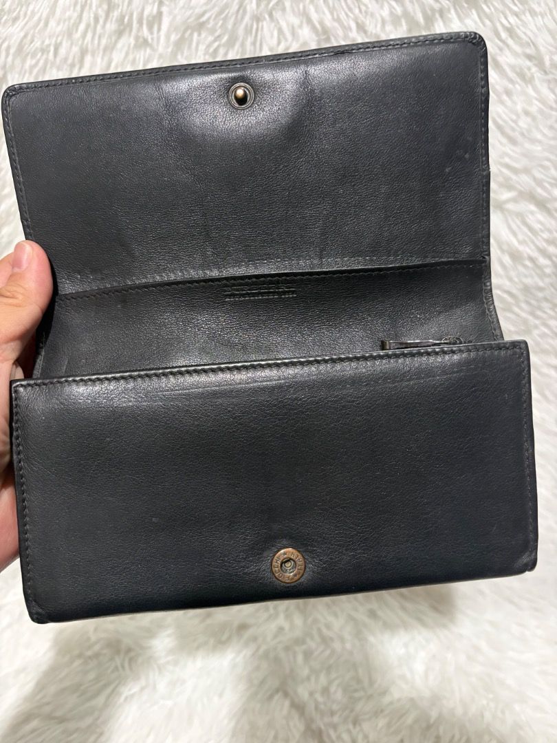 Burberry (Category: Luxury Bags & Wallets) located in Baguio. Submitted by rheaanne07_2ndaccount (Listing ID 1437754880, Image 3). Description: Vintage Orig Genuine leather.