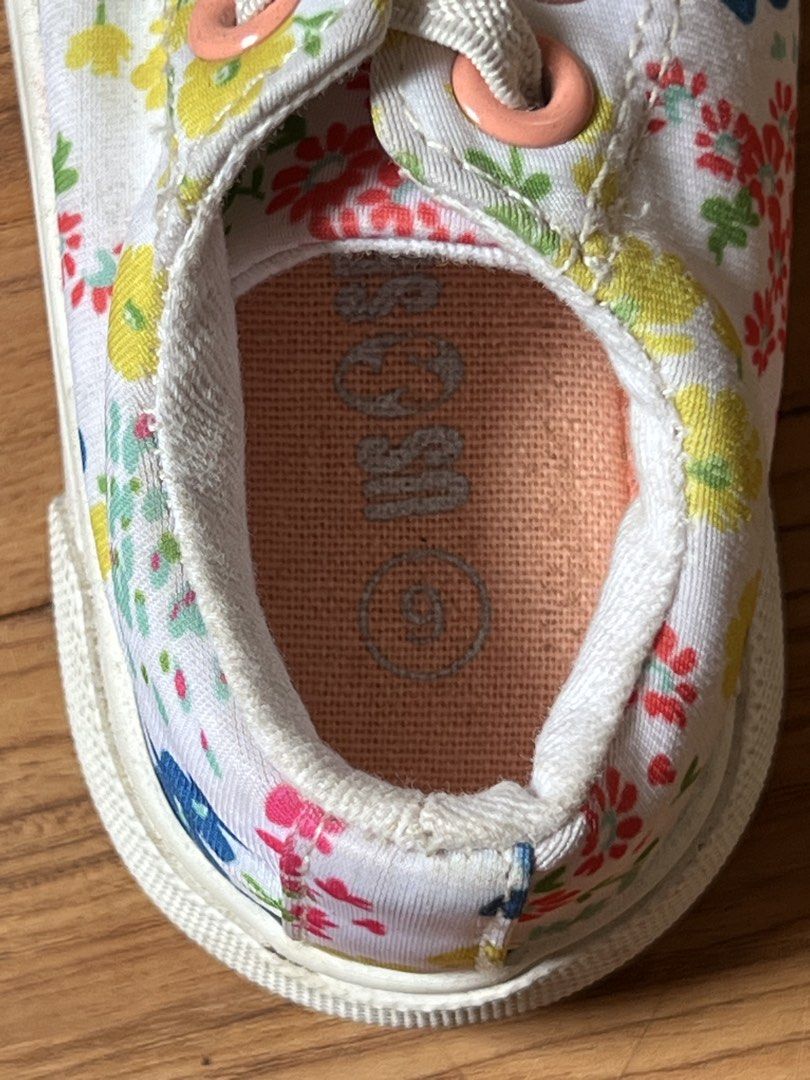 Cat & Jack Floral Sneakers - Size 6 (Category: Babies & Kids Fashion) located in Cavite. Submitted by putenten (Listing ID 1437611842, Image 3). Description: - Cat & Jack sneakers - Adorable floral pattern - White base with colorful flowers - White sole - Pink laces with heart detail - Size 6.