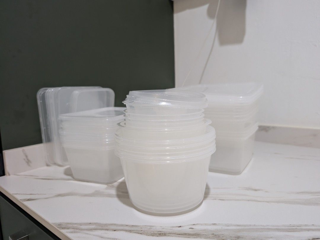 Cleaned and dried plastic containers with lids452747172355788800