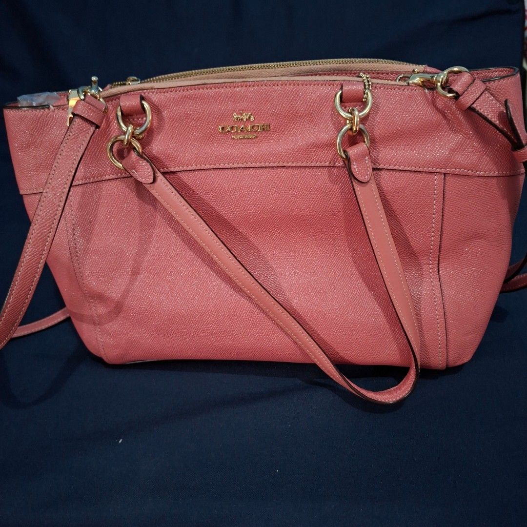 Coach Bag Glittery (Category: Tote Bags) located in Cavite. Submitted by sofabinpink (Listing ID 1437707481, Image 1). Description: Flaws ay yung parang nagusot at yung creed Ideal YKK zip.