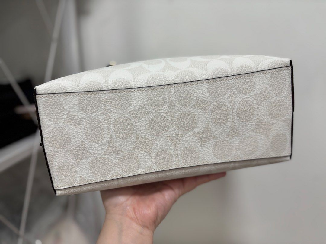 Coach mollie white signature (Category: Luxury Bags & Wallets) located in Quezon City. Submitted by aloracollections_ (Listing ID 1437720741, Image 3). Description: .
