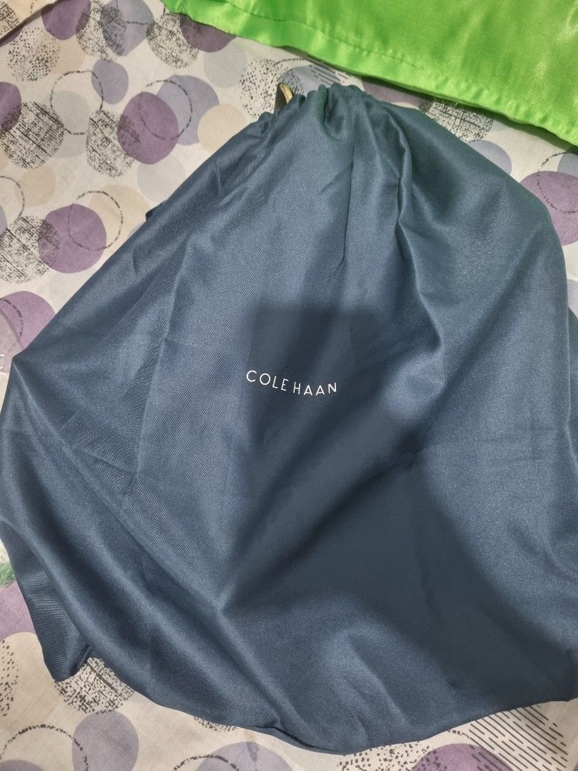 Cole Haan Black Leather Shoulder Bag (Category: Shoulder Bags) located in Makati City. Submitted by cfc_12 (Listing ID 1437626337, Image 3). Description: Cole Haan Black Leather Shoulder Bag Nung December lang pinabili galing USA Never nagamit, naka tabi lang originally, nabili ng 15k converted to pesos Reason for selling: Decluttering.