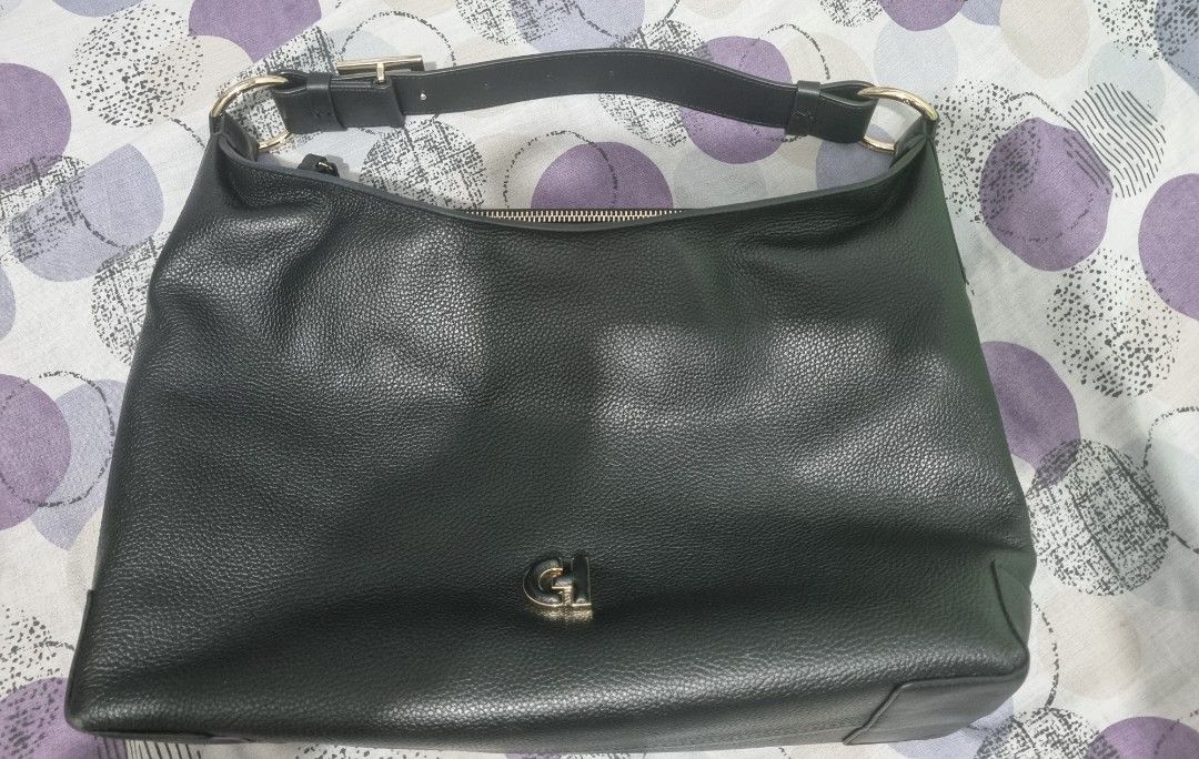 Cole Haan Black Leather Shoulder Bag (Category: Shoulder Bags) located in Makati City. Submitted by cfc_12 (Listing ID 1437626337, Image 1). Description: Cole Haan Black Leather Shoulder Bag Nung December lang pinabili galing USA Never nagamit, naka tabi lang originally, nabili ng 15k converted to pesos Reason for selling: Decluttering.