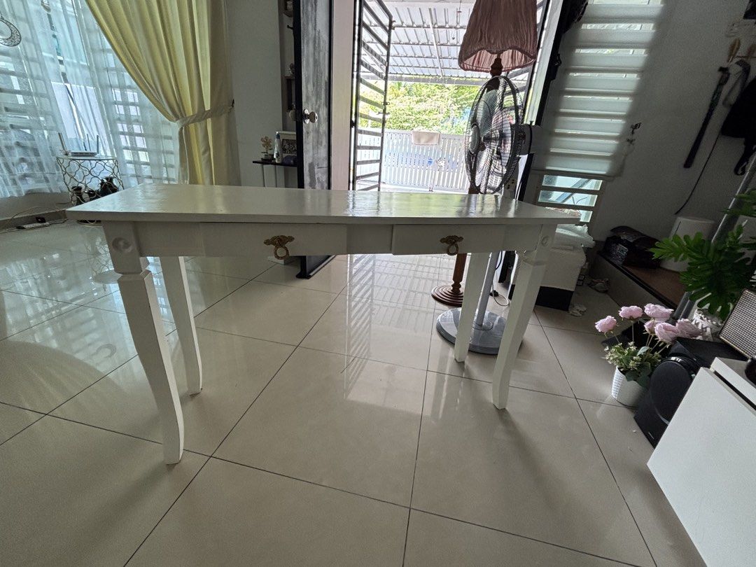 Console Table (Category: Tables & Sets) located in Senawang. Submitted by RadhiahTaib (Listing ID 1437648688, Image 2). Description: Nak jual nak clear space.