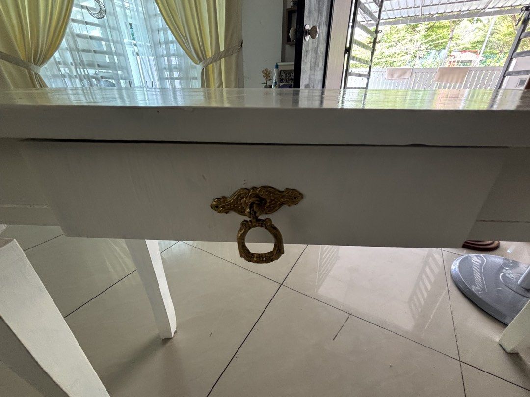 Console Table (Category: Tables & Sets) located in Senawang. Submitted by RadhiahTaib (Listing ID 1437648688, Image 3). Description: Nak jual nak clear space.