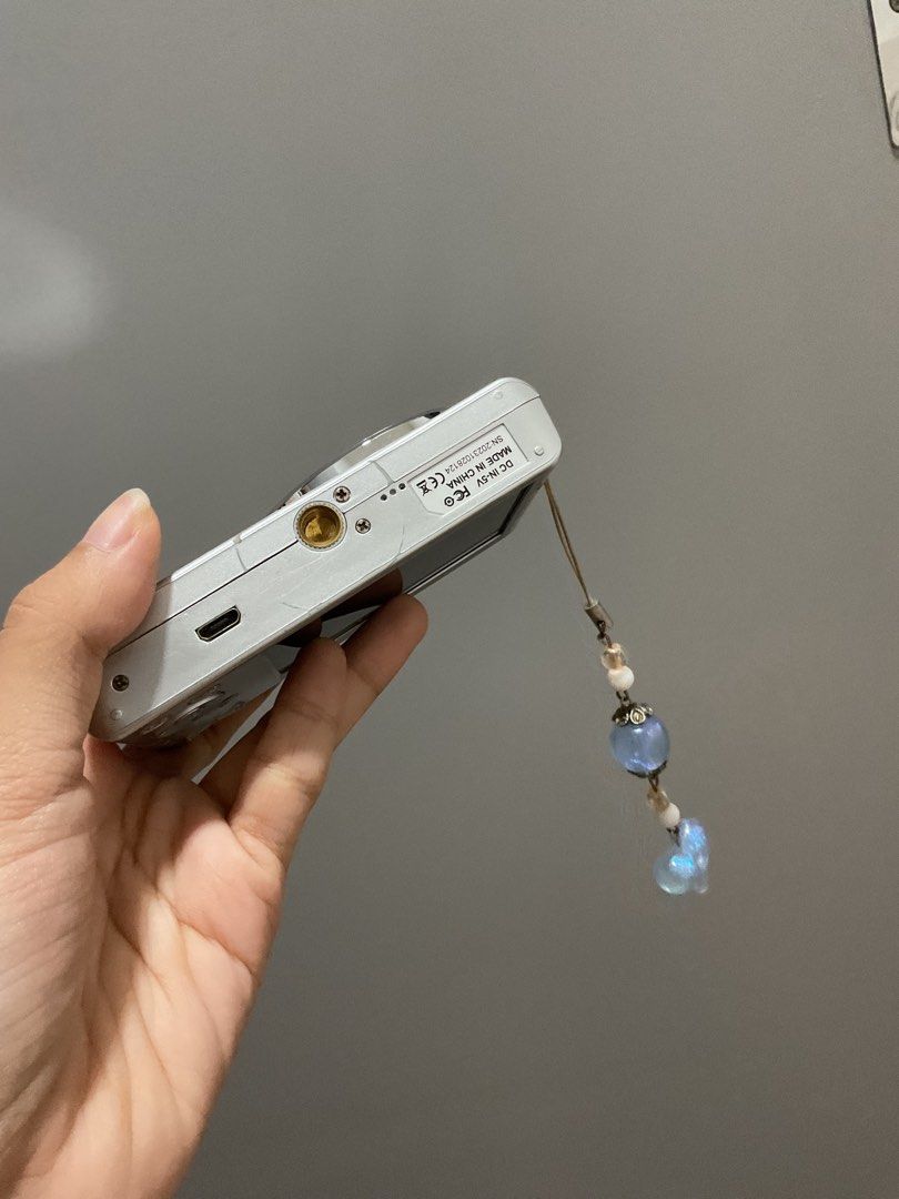 Vetek 1 Digital Camera (Category: Cameras) located in Bulacan. Submitted by _kfcry (Listing ID 1437639576, Image 3). Description: - rfs: need funds - has visible signs of damage but output are not affected - can send sample pics - no other issue - sd card not included since it’s corrupted (even if u reformat it since it’s fake) 😬 - inclusions: camera, battery, lanyard, stickers, charger - sf shoulder by buyer - mop: maribank or gcash - payment f