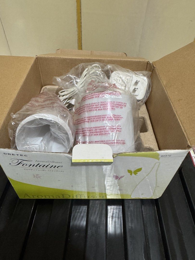 Dretec Fontaine Aroma Diffuser (Category: Air Purifiers & Dehumidifiers) located in Quezon City. Submitted by eonnnnn (Listing ID 1437672378, Image 2). Description: - Dretec Fontaine Aroma Diffuser (White) - Brand new and unused - Includes original box and all components - Designed to add fragrance to any room - Stylish and functional design.