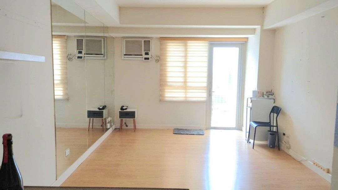 FOR SALE |Semi Furnished 1-BEDROOM UNIT in The Grove by Rockwell, Pasig City (Category: Apartments & Condos) located in Taytay. Submitted by sharyn_alaura.09178103291 (Listing ID 1437735193, Image 3). Description: FOR SALE |Semi Furnished 1-BEDROOM UNIT in The Grove by Rockwell, Pasig City Size: 55 sqm • With 1 Parking Slot Selling Price: ₱8,500,000 Property Details • 1 Bedroom • Semi-Furnished • 2 Balconies • Facing Swimming Pool Premium Feature