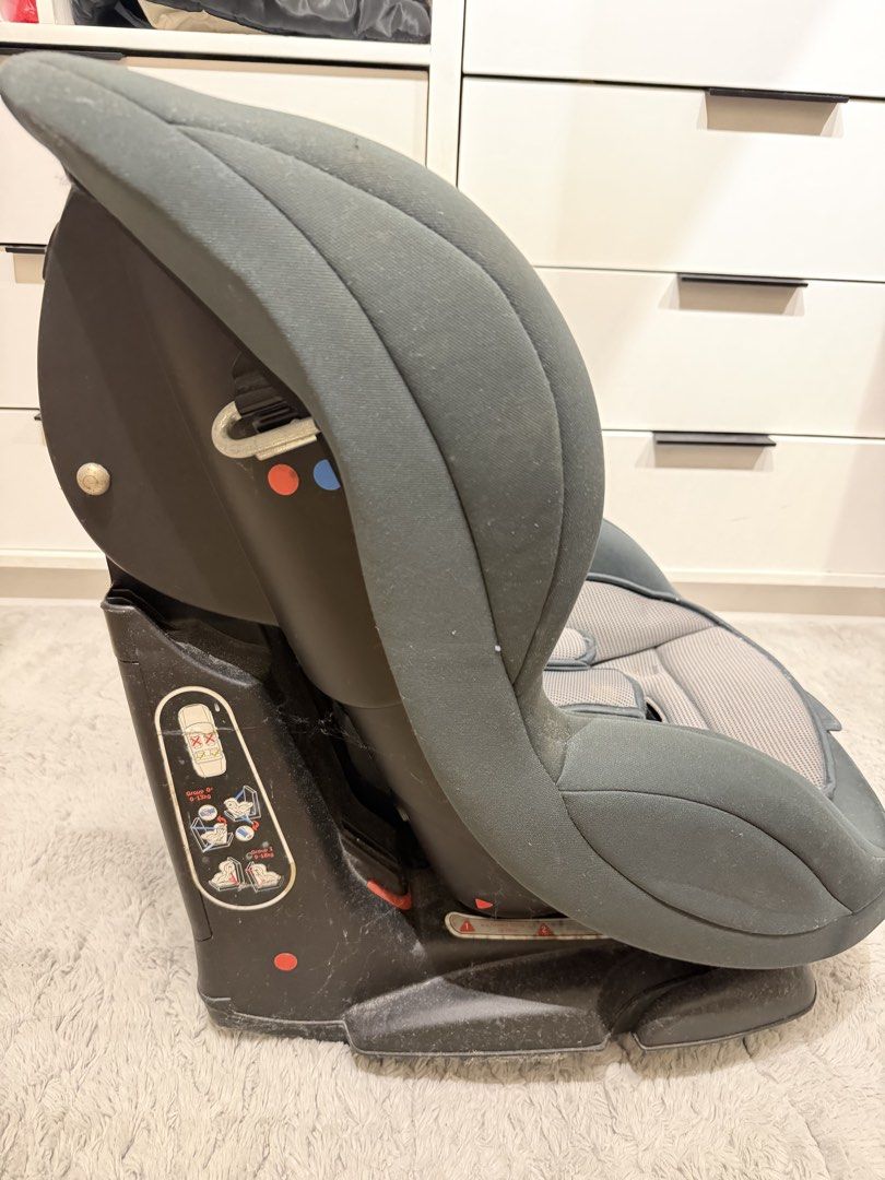 Giant Carrier Car Seat (Category: Car Seats) located in Paranaque City. Submitted by kyvn19 (Listing ID 1437721135, Image 2). Description: - Giant Carrier car seat - Dark grey color - Padded seat and headrest - Adjustable straps - Sturdy base for secure installation.