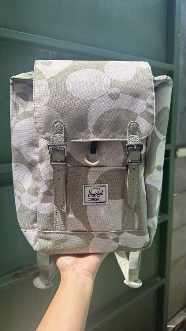 Herschel Retreat Mini Backpack Visual Voids Abbystn Us 10L (Category: Backpacks) located in Cotabato. Submitted by monnik11 (Listing ID 1437622906, Image 2). Description: ‼️ORIGINAL‼️ - Spacious - Good for everyday use specially for those who have iPad - may small stains lang due to school use pero hindi rin visible NEGOTIABLE Feel free to ask questions 😊.