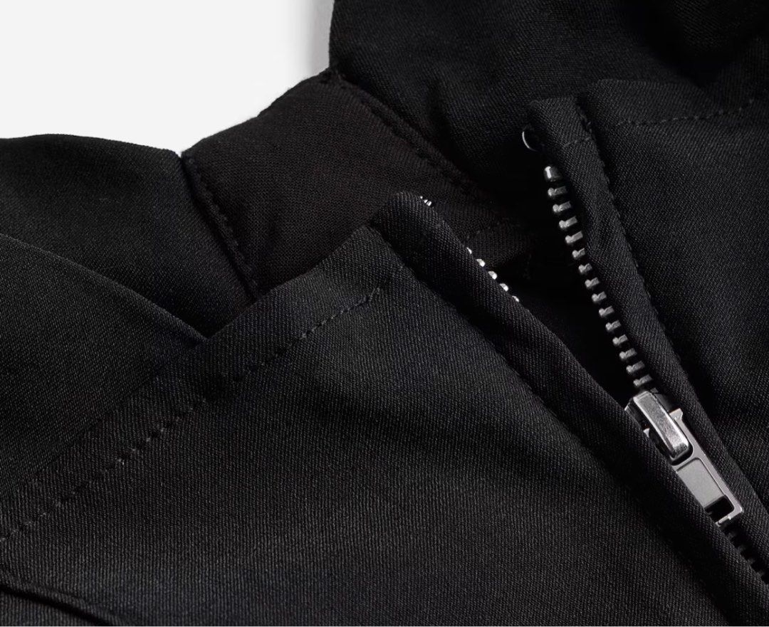 H&M Off Shoulder Black Corset Top (Category: Sleeveless) located in Taguig. Submitted by her.thrift (Listing ID 1437645758, Image 2). Description: 🫐 very flattering! 🫐 never worn but i can send ww pics from my cousin since we have the same one 🫐 bought for ₱999 .