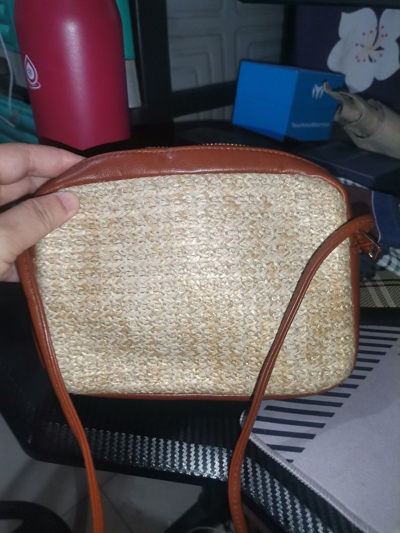 H&m straw bag (Category: Cross-body Bags) located in Pasig City. Submitted by catbubc (Listing ID 1437721757, Image 2). Description: Still in pristine condition, free na yung card wallet😊.
