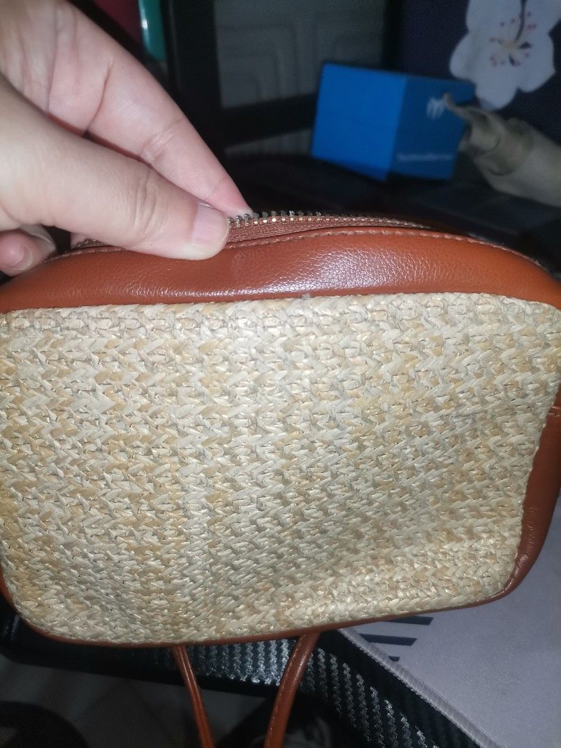 H&m straw bag (Category: Cross-body Bags) located in Pasig City. Submitted by catbubc (Listing ID 1437721757, Image 3). Description: Still in pristine condition, free na yung card wallet😊.