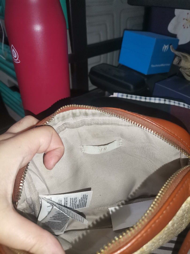 H&m straw bag (Category: Cross-body Bags) located in Pasig City. Submitted by catbubc (Listing ID 1437721757, Image 1). Description: Still in pristine condition, free na yung card wallet😊.