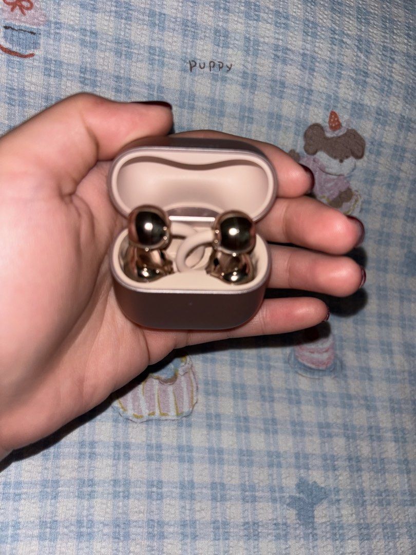 Huawei FreeClip 2 Earbuds (Category: Earphones) located in Caloocan City. Submitted by katequiballo (Listing ID 1437687601, Image 2). Description: - Rose Huawei FreeClip 2 earbuds - Includes charging case - Distinctive design - Huawei logo on case - Product information on case - Complete box + butterfly clip - with warranty.
