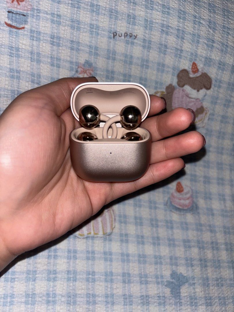 Huawei FreeClip 2 Earbuds (Category: Earphones) located in Caloocan City. Submitted by katequiballo (Listing ID 1437687601, Image 3). Description: - Rose Huawei FreeClip 2 earbuds - Includes charging case - Distinctive design - Huawei logo on case - Product information on case - Complete box + butterfly clip - with warranty.