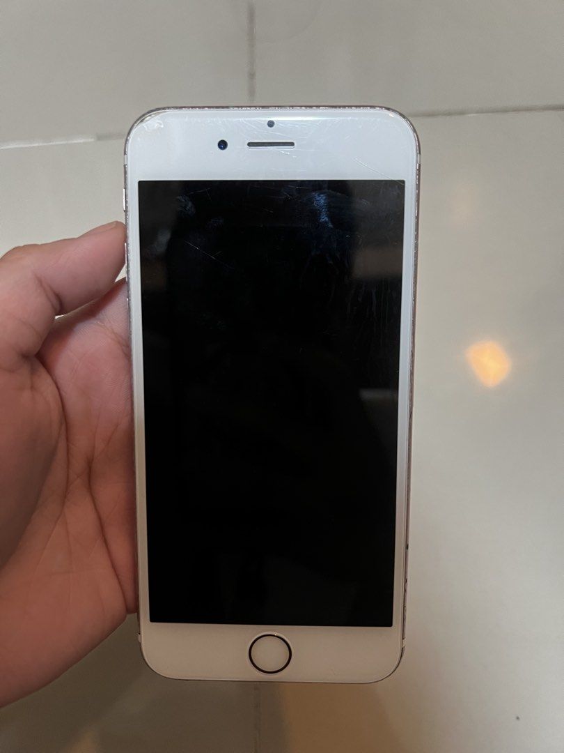 iPhone 6s (Category: iPhone 6 Series) located in Manila. Submitted by sellingelly (Listing ID 1437582268, Image 1). Description: info: - 64 gb - wifi and sim - fingerprint working - no repair history - good camera - working charging port issues: - all buttons not working - bad scratches - 81% battery health.