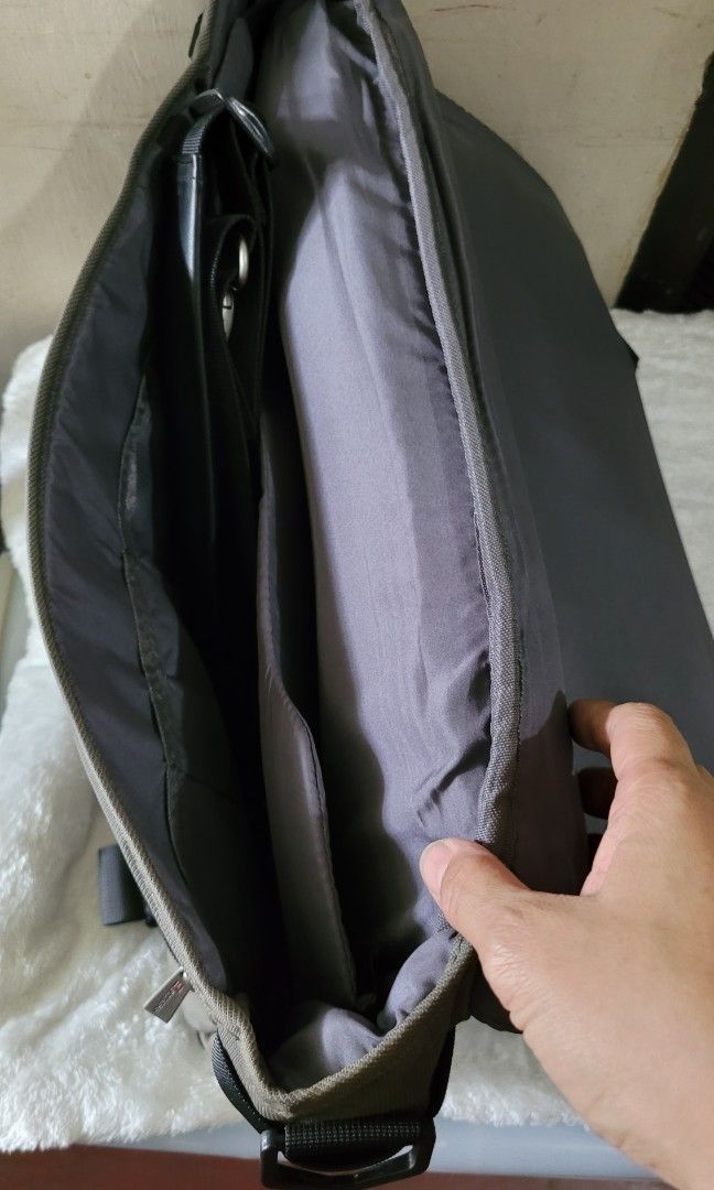 LAPTOP BAG UNISEX (Category: Laptops & Notebooks) located in Quezon City. Submitted by fabshoppe2001 (Listing ID 1437686819, Image 3). Description: LAPTOP BAG KASYA 14INCHES NA LAPTOP.MATIBAY MAKAPAL AMG MATERIAL. PM IF INTERESTED SLIGHTLY NEGOTIABLE LOC: QUEZON CITY MOP: GCASH.