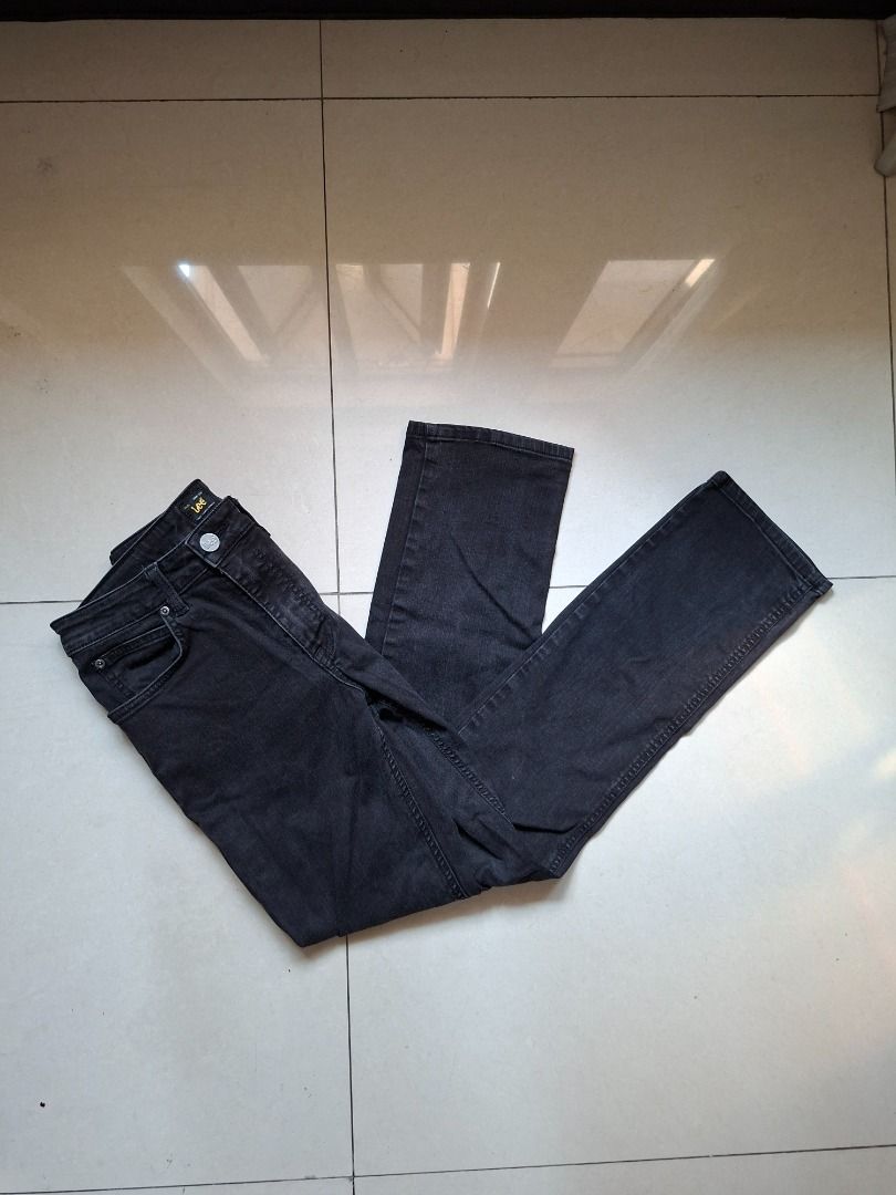 Lee Straight Fit Black Jeans (Category: Jeans) located in Quezon City. Submitted by _eugeugeug (Listing ID 1437741115, Image 1). Description: -- DETAILS -- SIZE: 29 on tag RFS: Decluttering -- CONDITION -- Pre-loved No visible flaws -- PAYMENT -- via GCash/Maya -- DELIVERY -- via J&T express via Lalamove Meetup @ Gateway Mall / SM Manila Location @ QC Cubao.